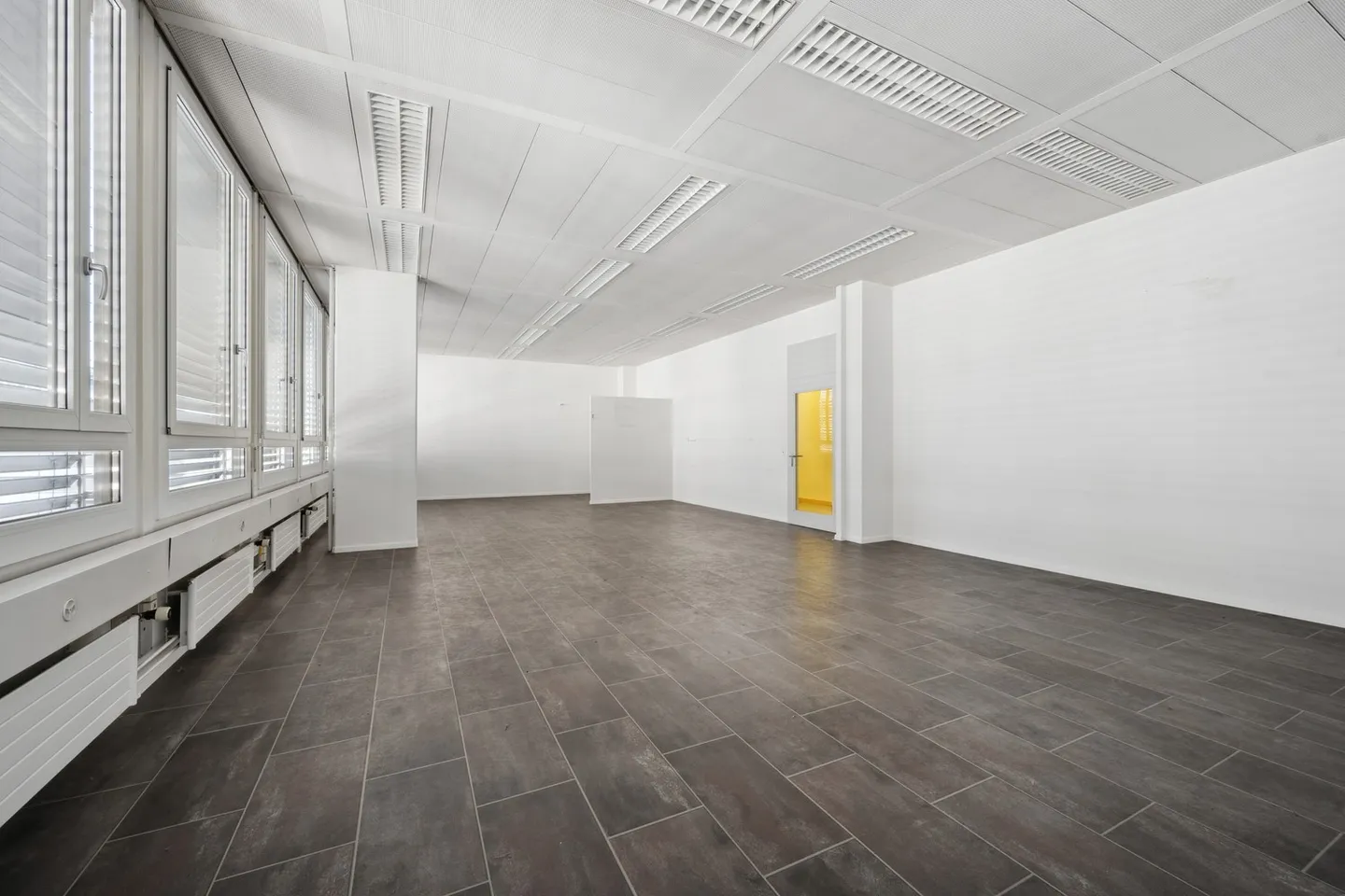 GRANDES SURFACES DE BUREAU à partir de 80m² Situé au centre, lumineux et confortable jusqu'au 28.02.2026! - Photo 2 sur 12