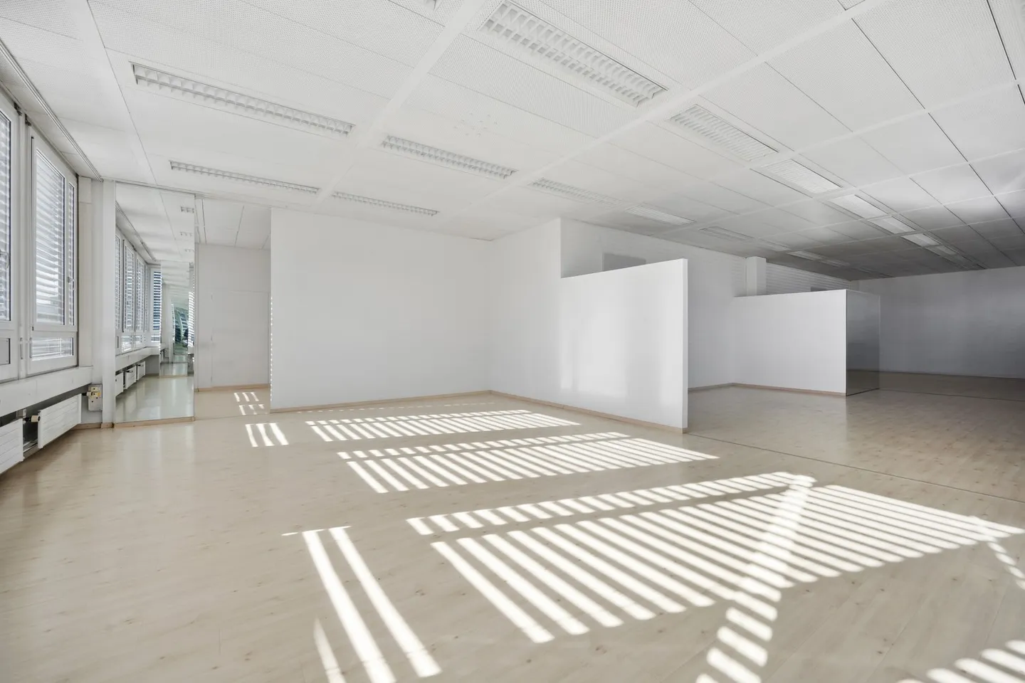 GRANDES SURFACES DE BUREAU à partir de 80m² Situé au centre, lumineux et confortable jusqu'au 28.02.2026! - Photo 5 sur 12