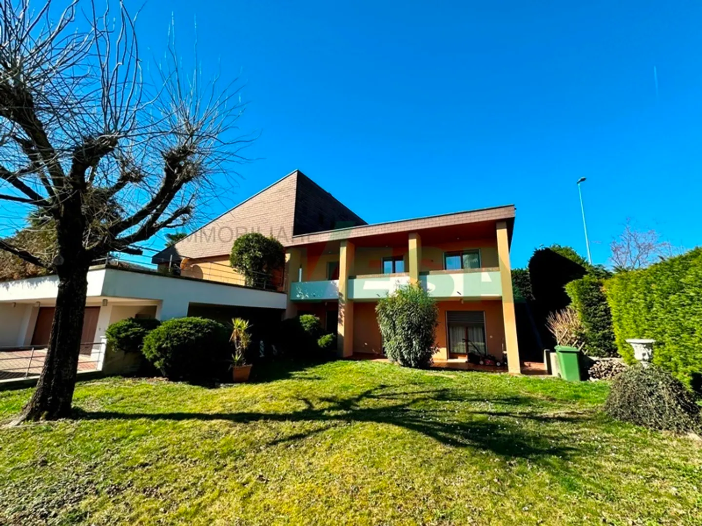 Geräumige und elegante Villa mit viel Platz und schönem Pool - Foto 1 von 11