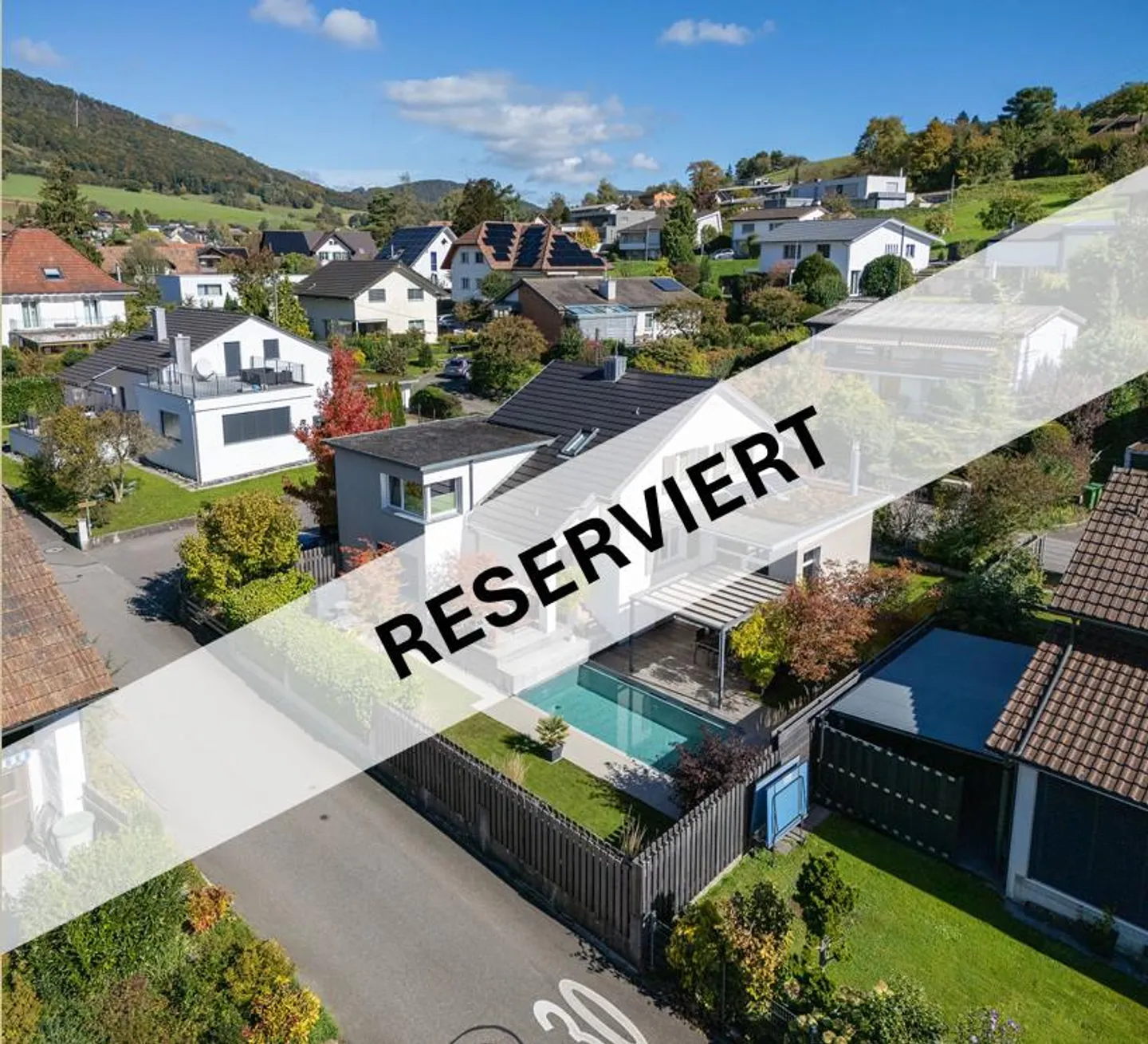 Casa unifamiliare di 6 stanze in una posizione attraente con giardino benessere e piscina biologica - Foto 1 di 15