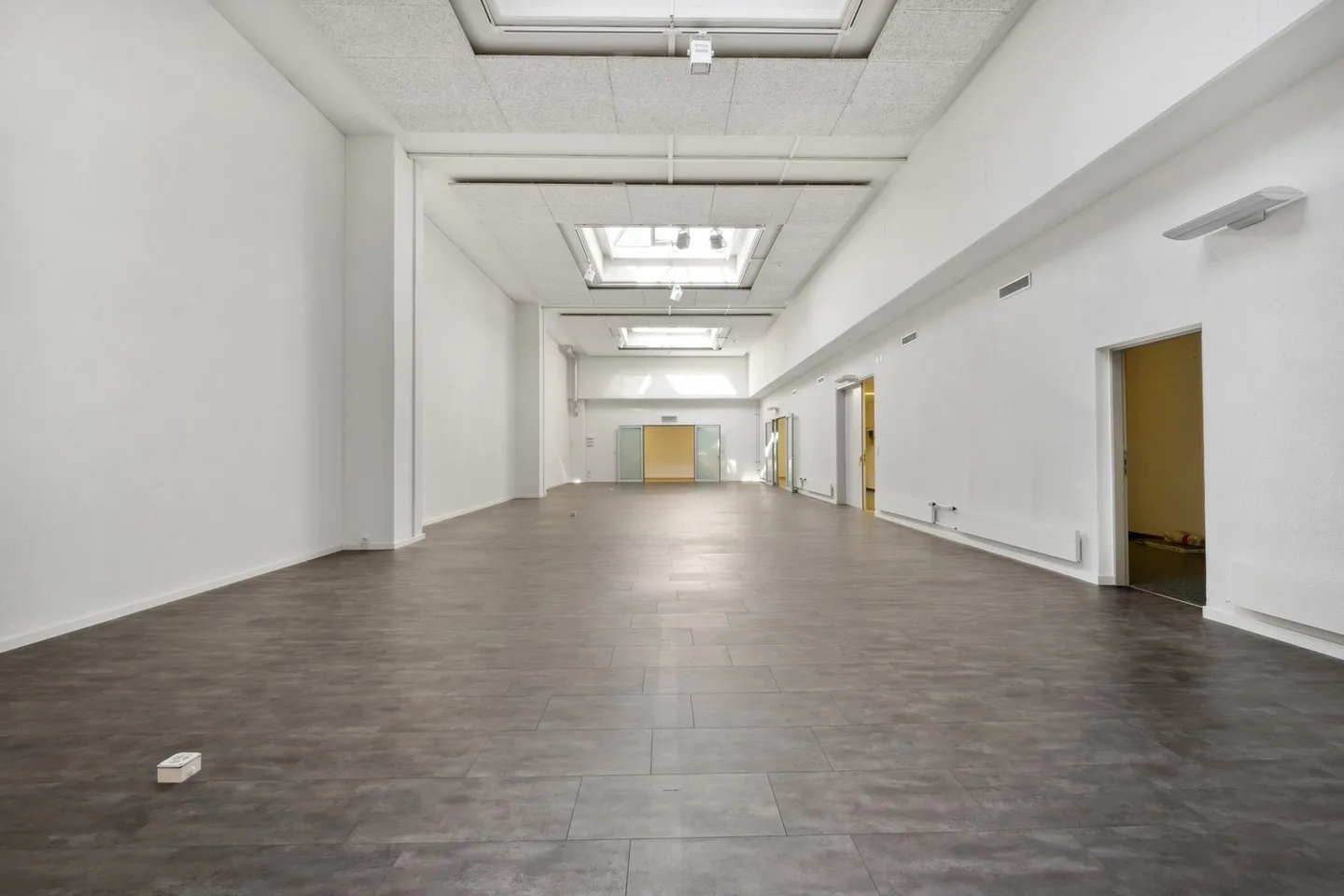 GRANDES SURFACES DE BUREAU à partir de 80m² Situé au centre, lumineux et confortable jusqu'au 28.02.2026! - Photo 4 sur 12