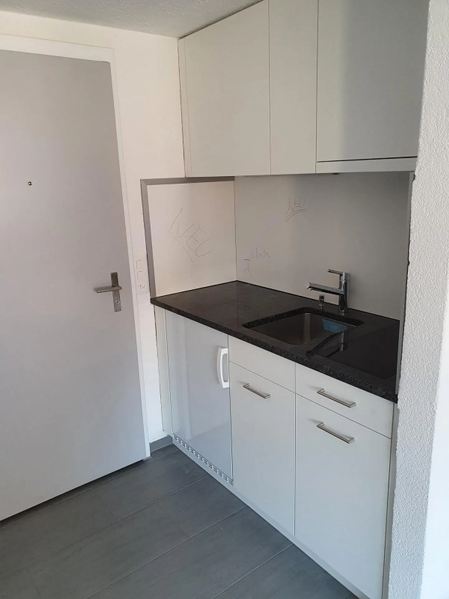 Zentrales Studio mit Balkon - Foto 5 von 7