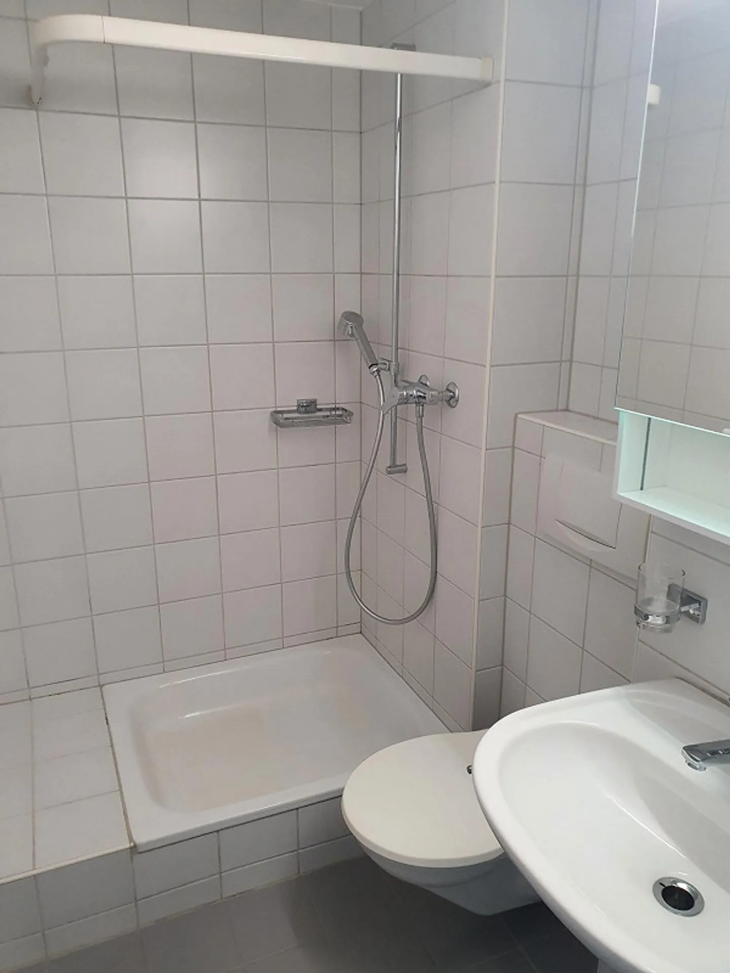 Zentrales Studio mit Balkon - Foto 6 von 7