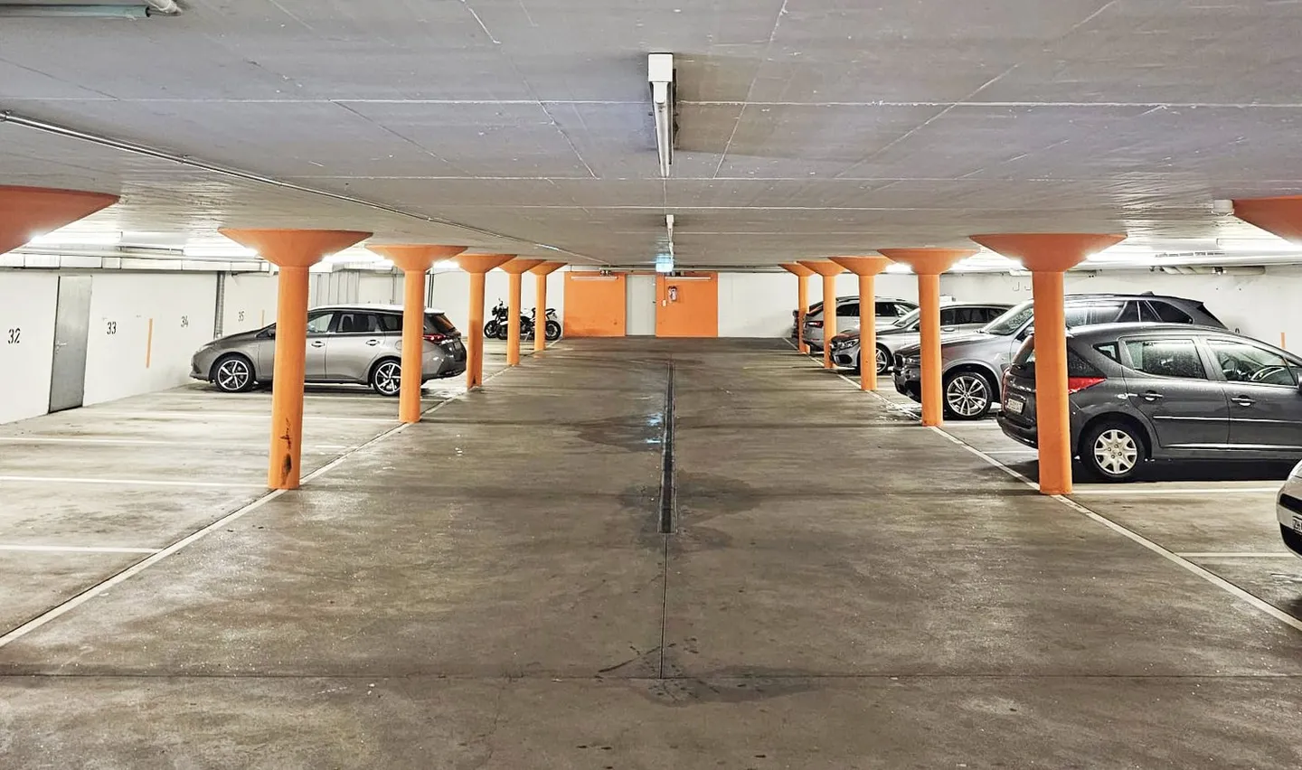Parking space in underground garage - Photo 2 of 2
