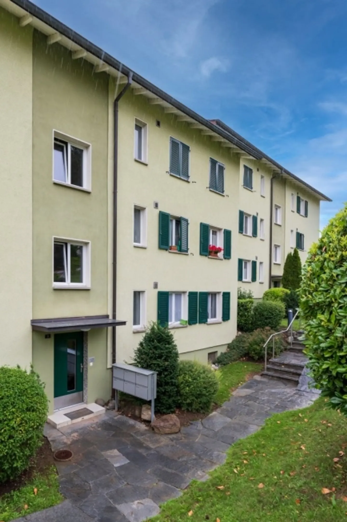 Zone résidentielle populaire et calme - avec balcon !! - Photo 2 sur 8