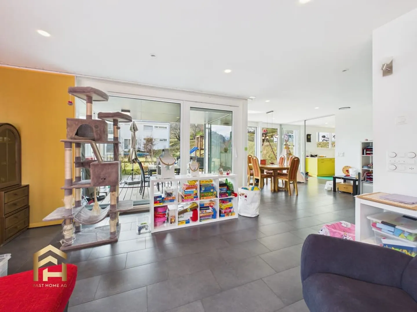 Modern Single-Family Home with Spacious Garden and Great Mountain View - Photo 3 of 13