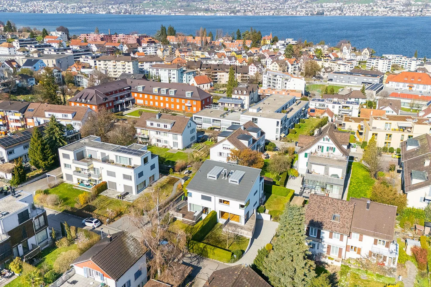 La tua nuova casa con vista lago e molto comfort - Foto 8 di 16