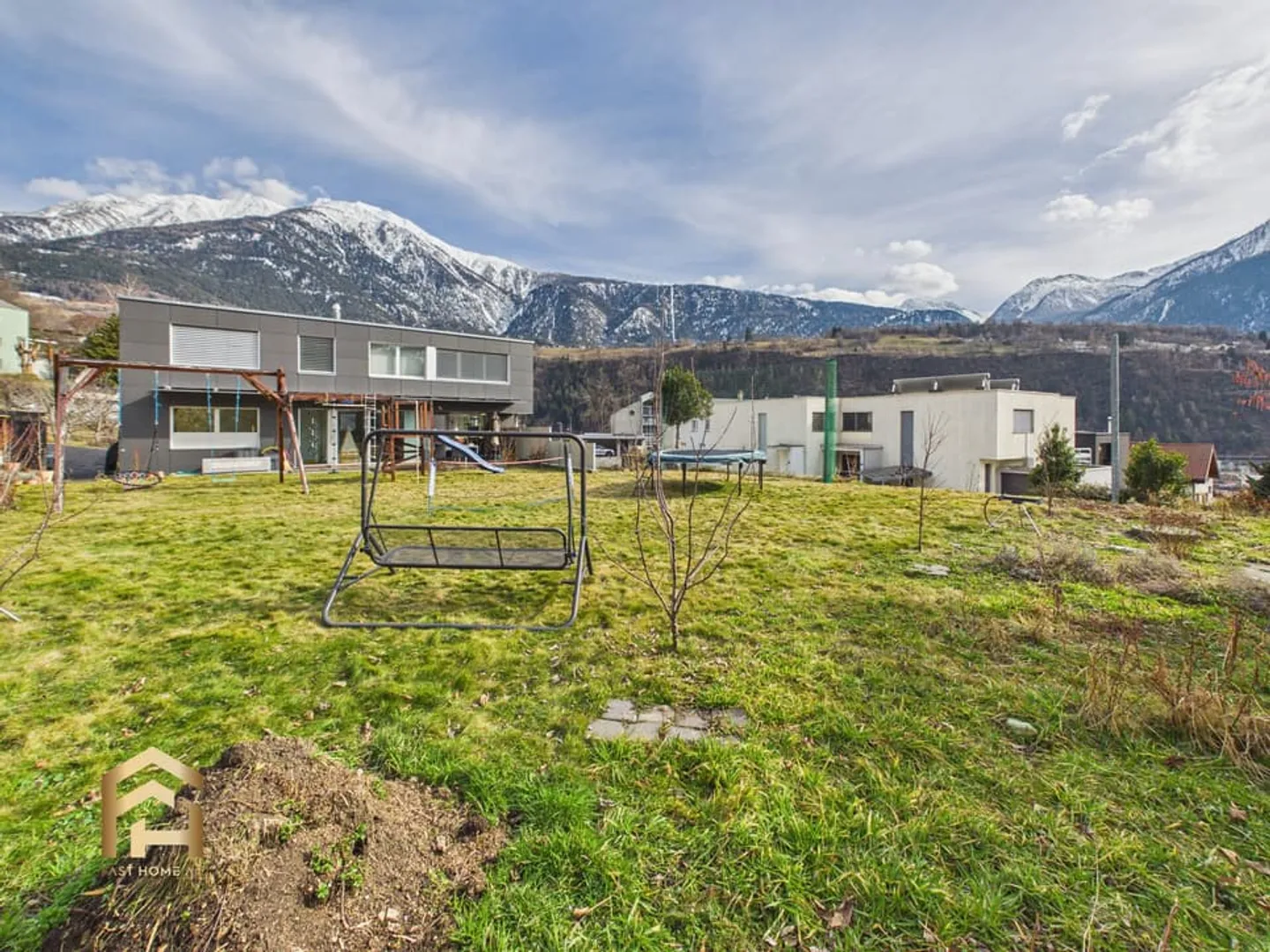 Modern Single-Family Home with Spacious Garden and Great Mountain View - Photo 12 of 13