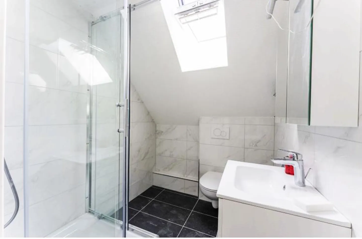 Appartement lumineux et moderne de 4,5 pièces à louer - Photo 3 sur 6