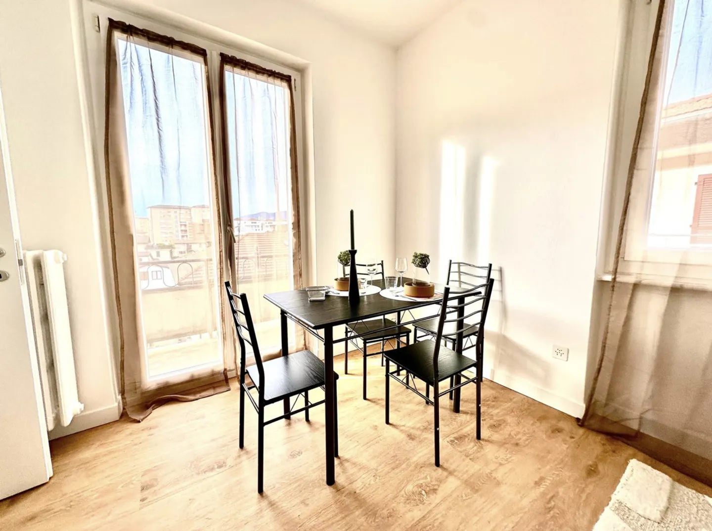 APPARTAMENTO 3.5 LOCALI INTERAMENTE ARREDATO - Foto 2 di 10