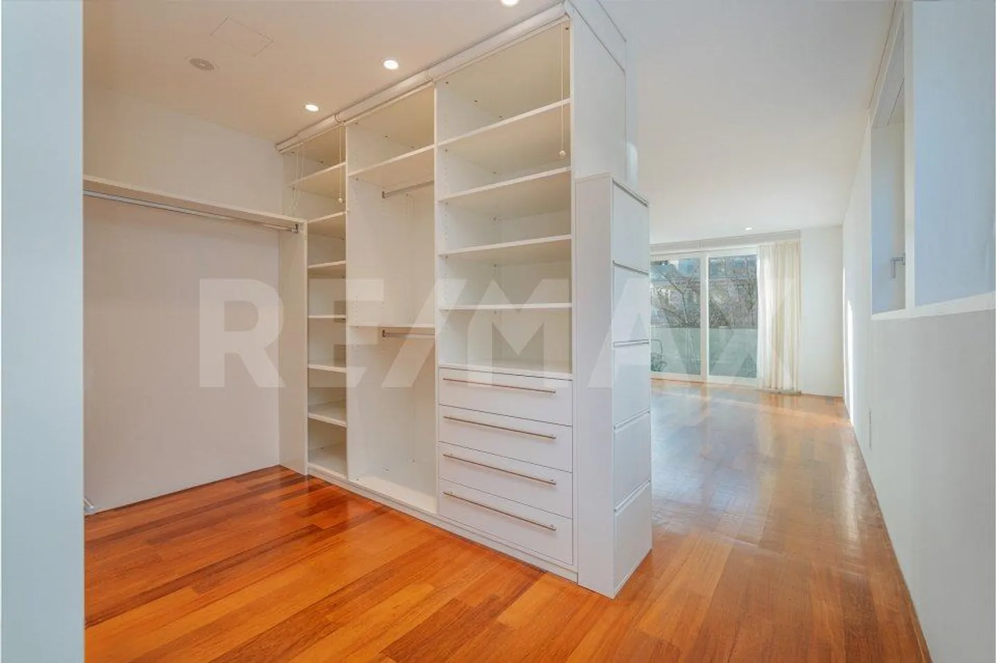 Timeless Elegance on Zürichberg - Exclusive Living in the Renowned Forsterpark - Photo 3 of 13