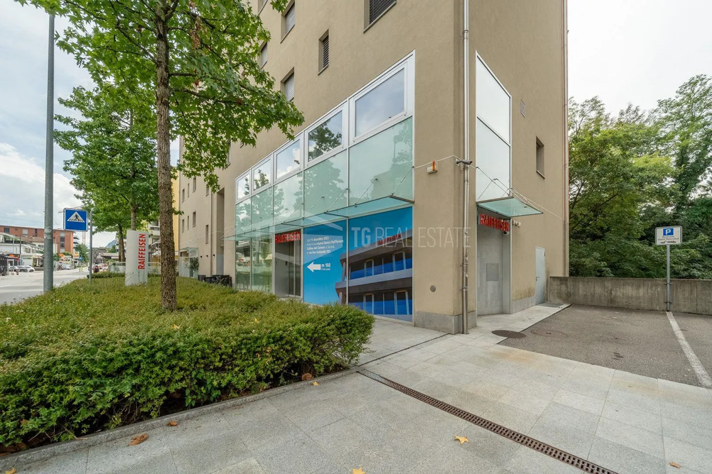 SPACIOUS COMMERCIAL SPACES AND OFFICES - Photo 2 of 21
