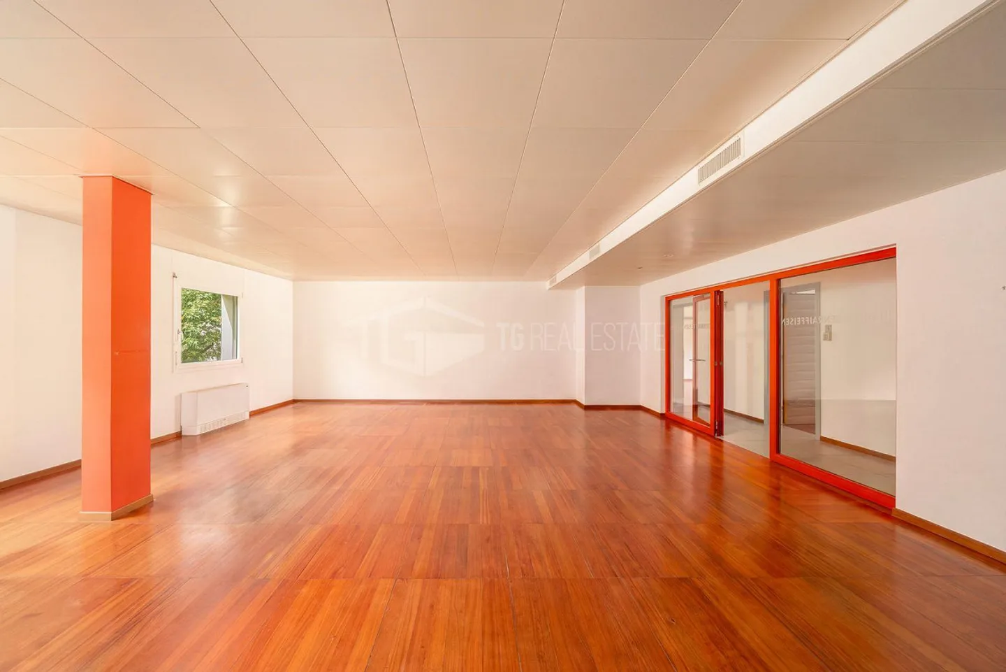 SPACIOUS COMMERCIAL SPACES AND OFFICES - Photo 4 of 21