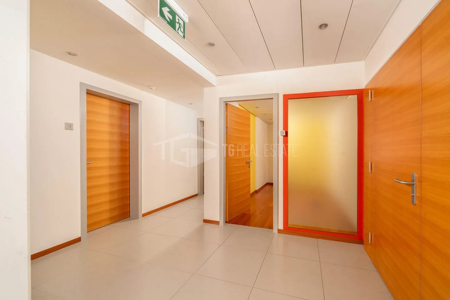 SPACIOUS COMMERCIAL SPACES AND OFFICES - Photo 6 of 21