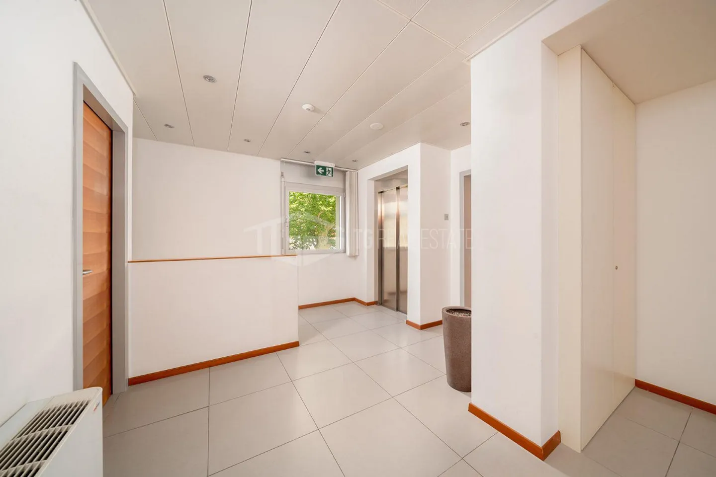 SPACIOUS COMMERCIAL SPACES AND OFFICES - Photo 11 of 21
