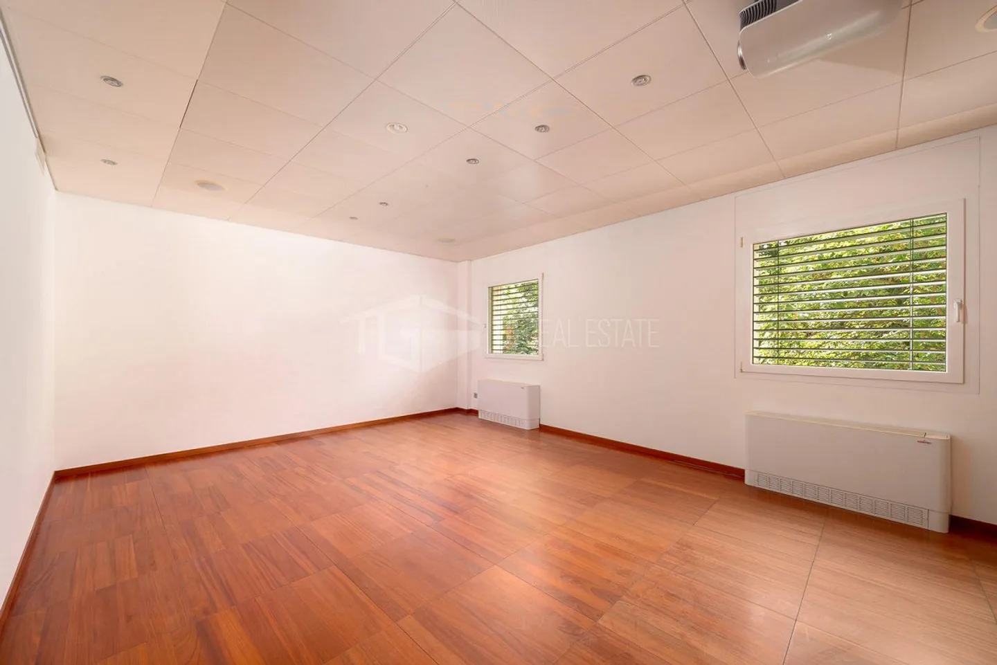 SPACIOUS COMMERCIAL SPACES AND OFFICES - Photo 14 of 21