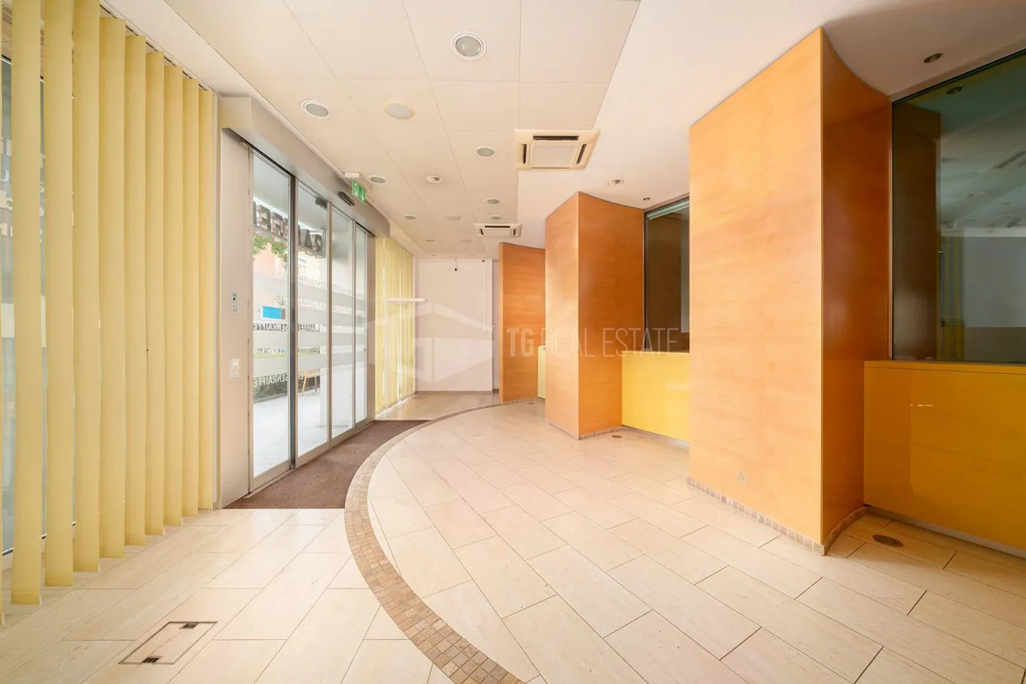 SPACIOUS COMMERCIAL SPACES AND OFFICES - Photo 9 of 21