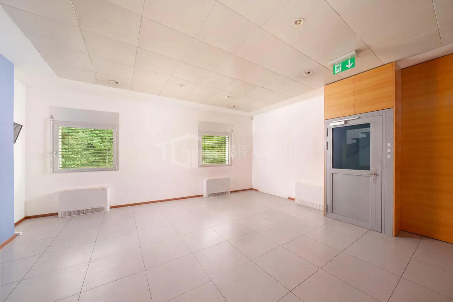 SPACIOUS COMMERCIAL SPACES AND OFFICES - Photo 10 of 21
