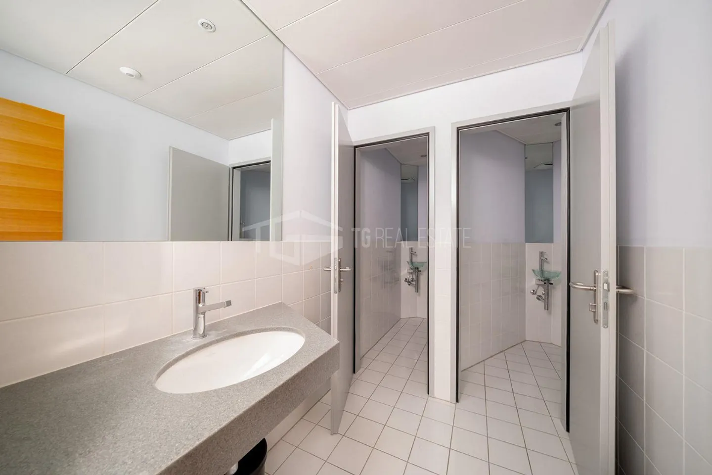 SPACIOUS COMMERCIAL SPACES AND OFFICES - Photo 17 of 21