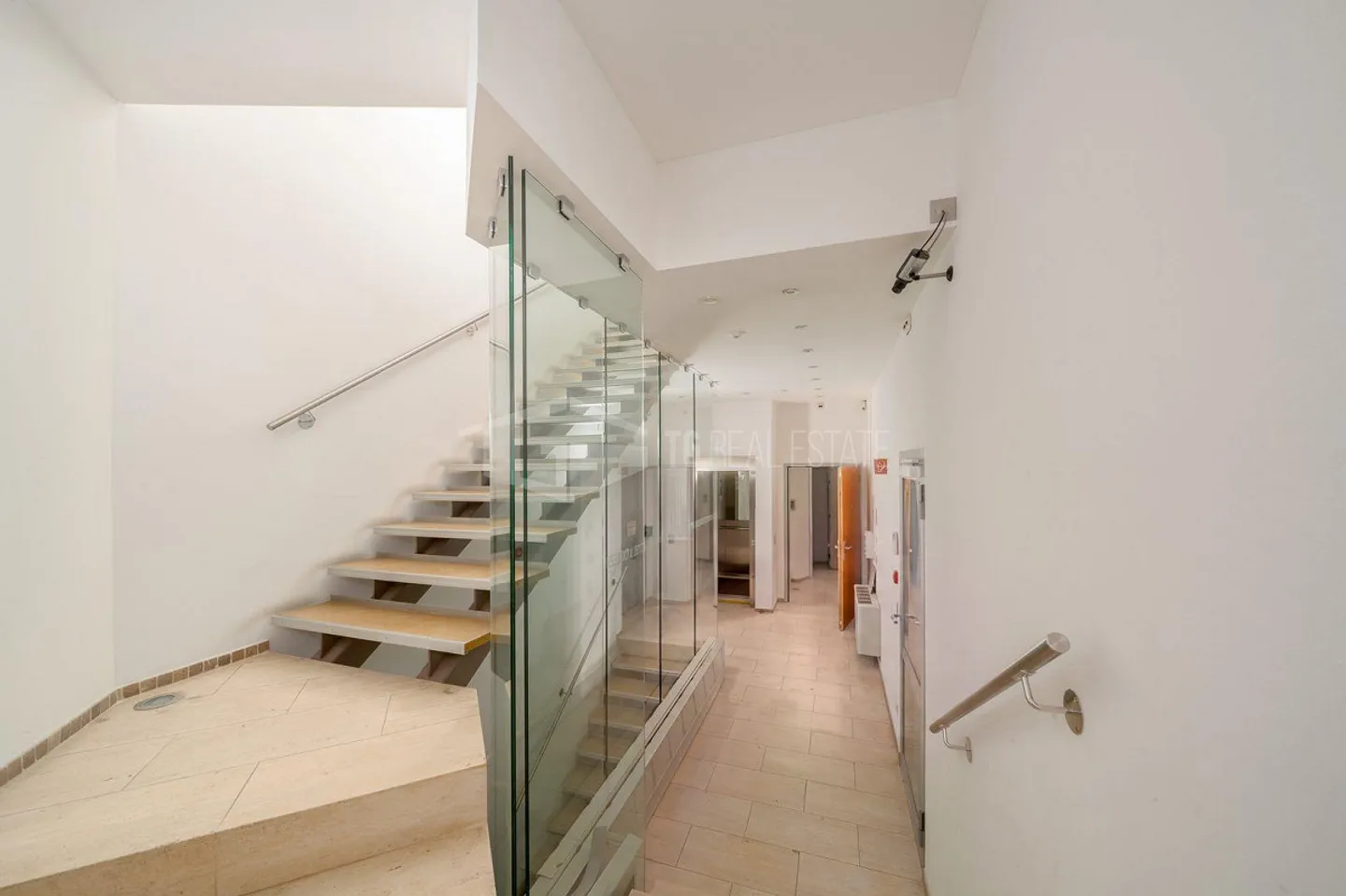 SPACIOUS COMMERCIAL SPACES AND OFFICES - Photo 18 of 21