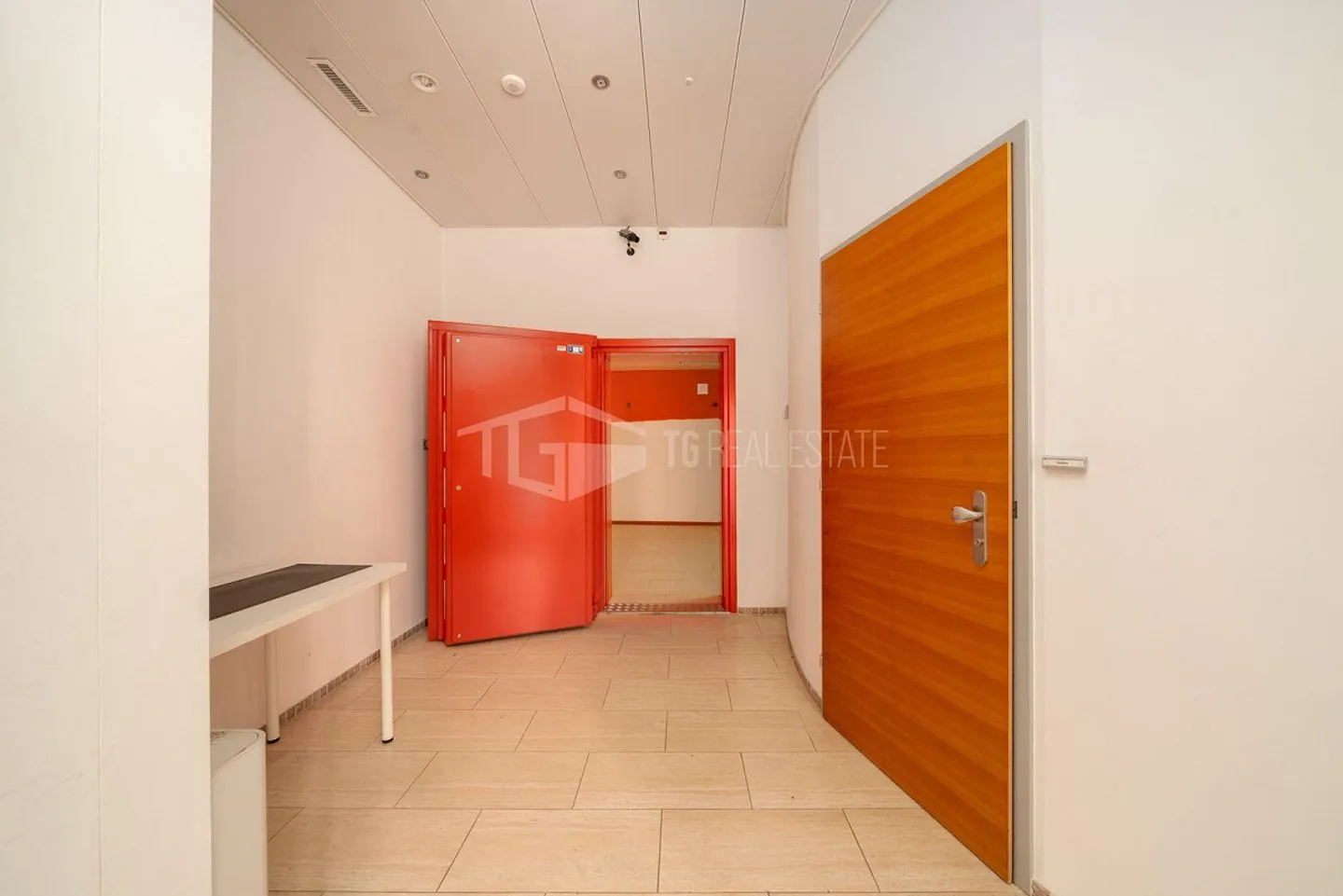 SPACIOUS COMMERCIAL SPACES AND OFFICES - Photo 19 of 21