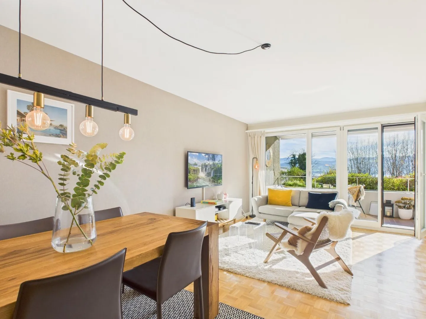 Living above Lake Zurich: with mountain and lake view in Feldmeilen - Photo 1 of 10