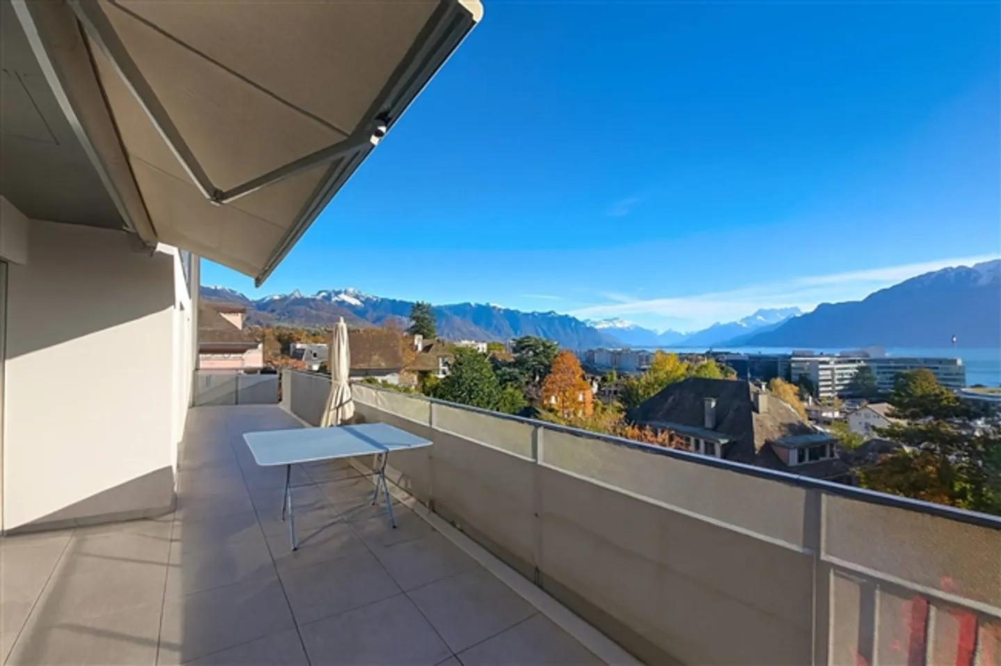 Superbe penthouse avec vue panoramique sur le lac et les montagnes - Photo 4 sur 11