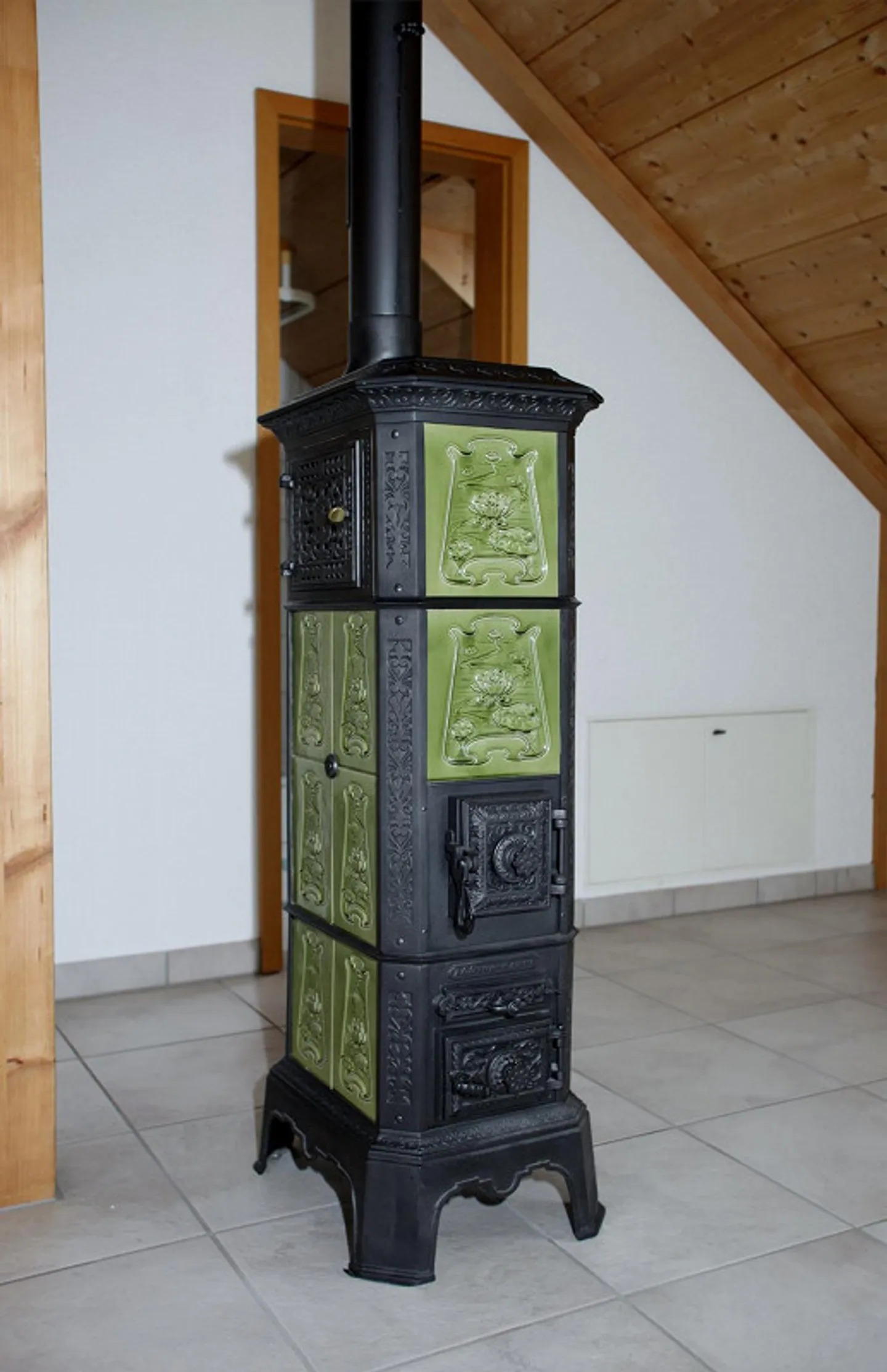 1.5-Room Attic Apartment with Fireplace and Stunning Mountain View - Photo 3 of 7