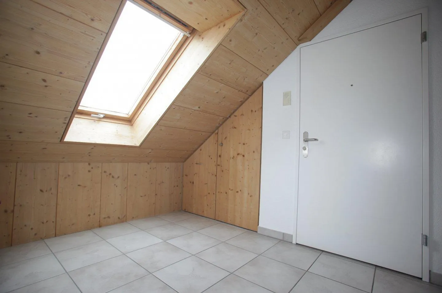 1.5-Room Attic Apartment with Fireplace and Stunning Mountain View - Photo 4 of 7