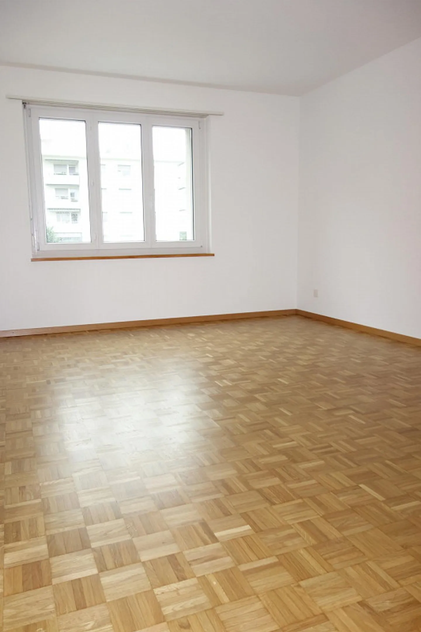 Cercasi inquilino sostituto – Appartamento luminoso con 2 stanze e grande balcone vicino al lago di Zurigo – Au-Wädenswil - Foto 1 di 8