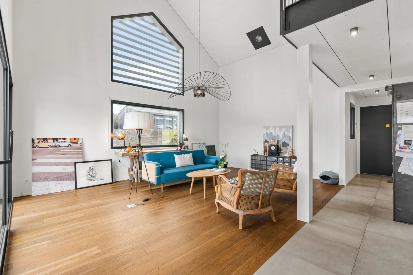 Bella e generosa casa contemporanea con vista libera sulle Alpi - Foto 4 di 25