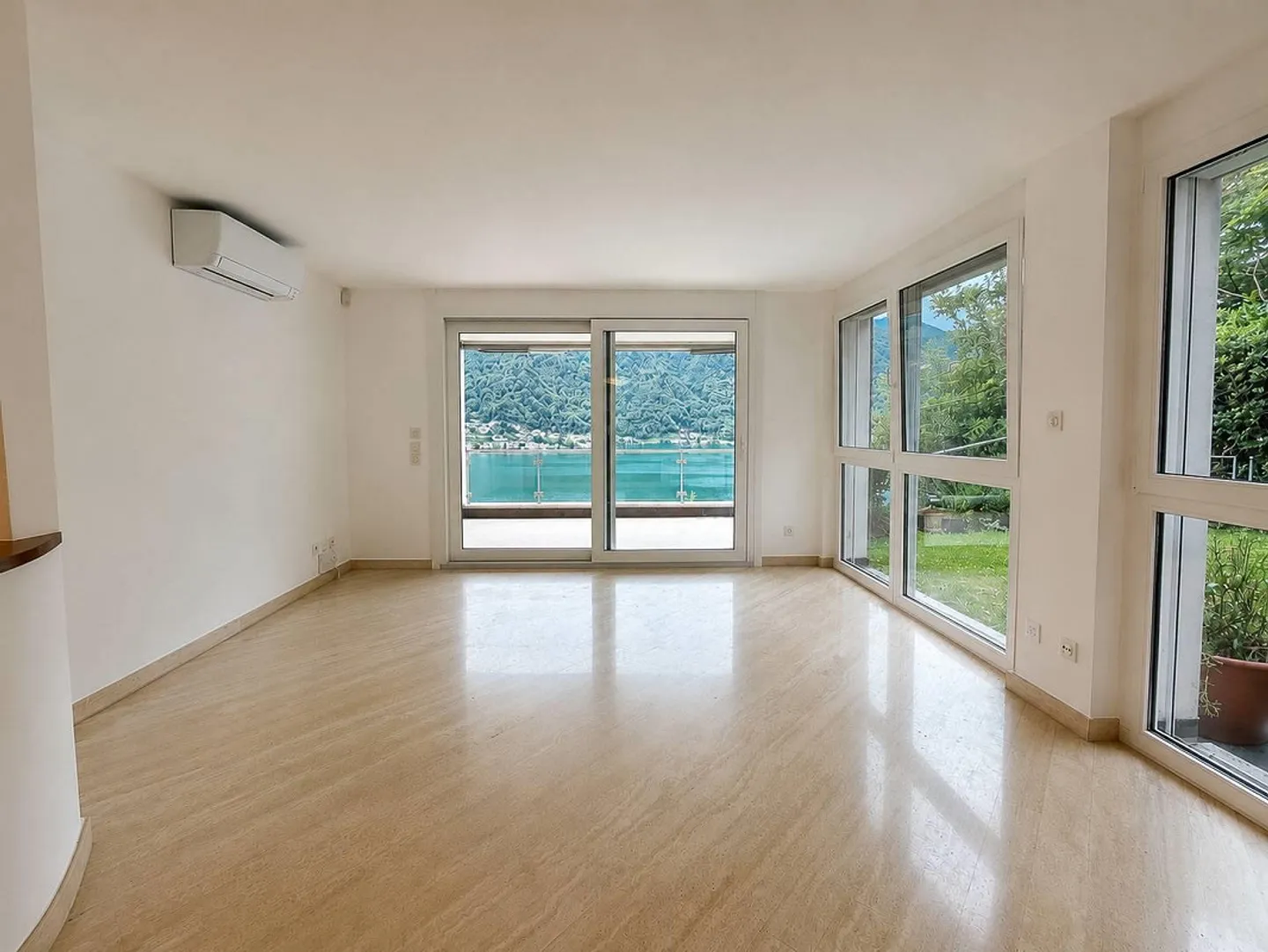 Duplex exclusif avec jardin privé et vue sur le lac - Photo 4 sur 12