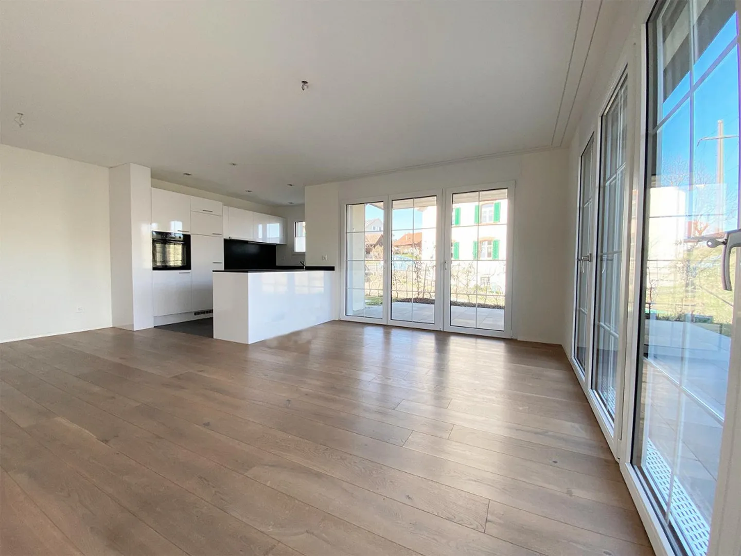 Spacious 3.5-room apartment with terrace and private washing tower - Photo 2 of 12