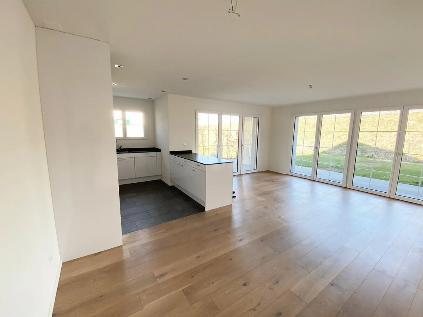 Spacious 3.5-room apartment with terrace and private washing tower - Photo 3 of 12