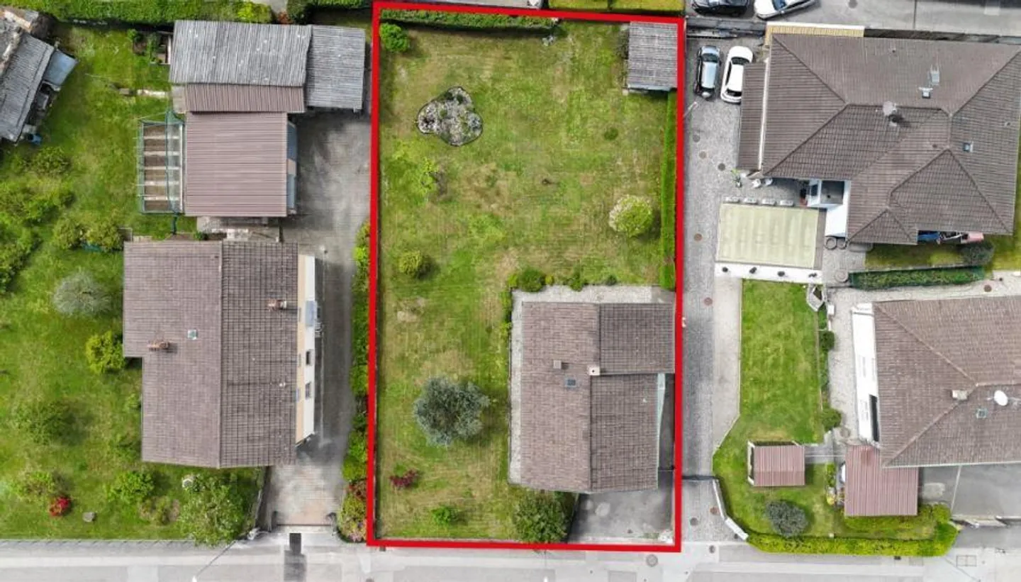 NOVAZZANO SINGLE-FAMILY HOUSE WITH LARGE BUILDING PLOT - Photo 3 of 7
