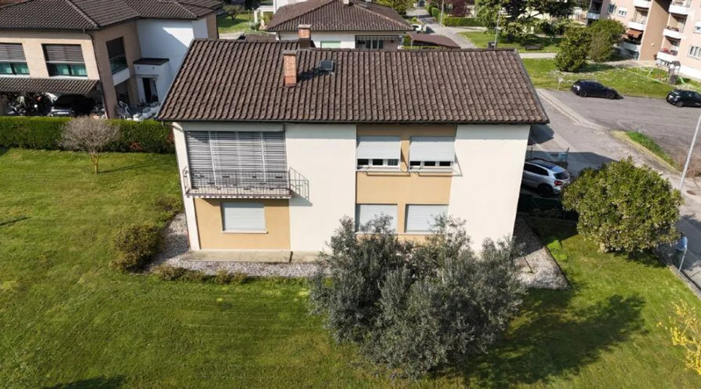 NOVAZZANO SINGLE-FAMILY HOUSE WITH LARGE BUILDING PLOT - Photo 4 of 7