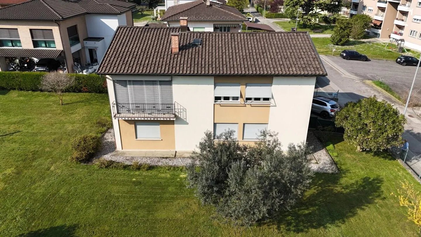 NOVAZZANO SINGLE-FAMILY HOUSE WITH LARGE BUILDING PLOT - Photo 5 of 7