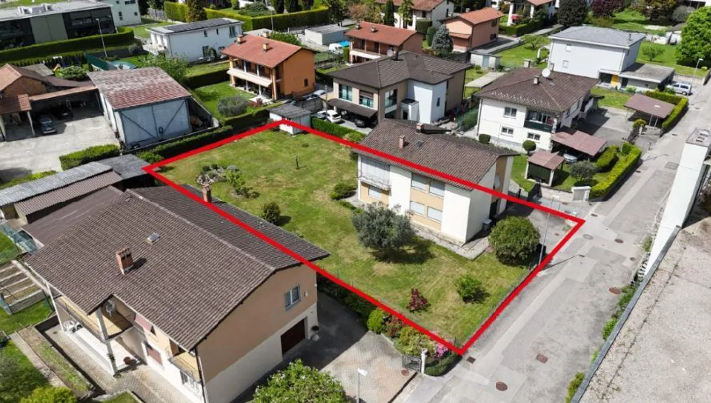 NOVAZZANO SINGLE-FAMILY HOUSE WITH LARGE BUILDING PLOT - Photo 2 of 7