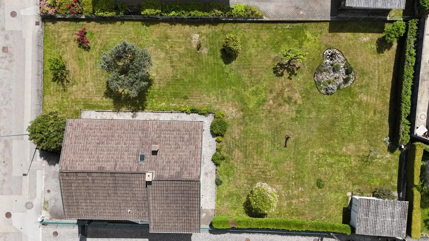 NOVAZZANO SINGLE-FAMILY HOUSE WITH LARGE BUILDING PLOT - Photo 6 of 7