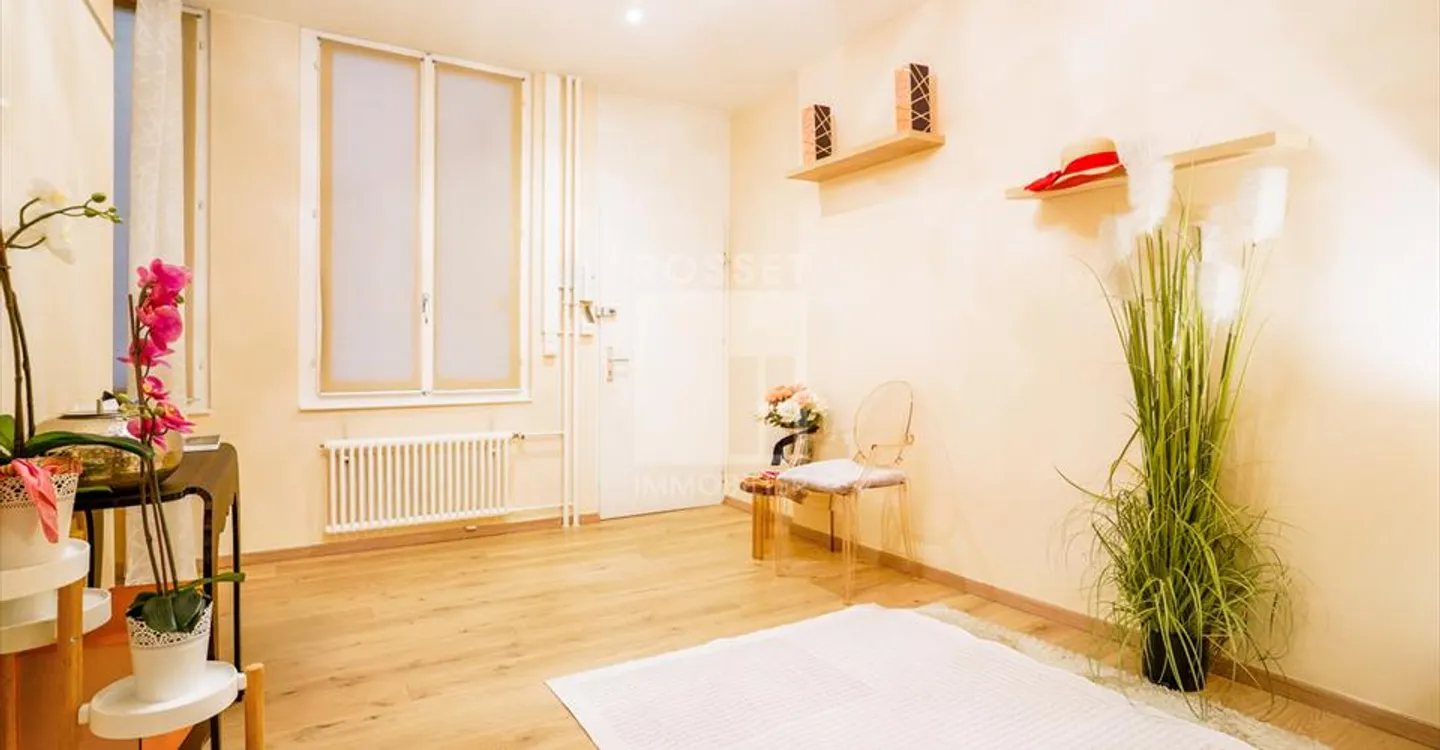 Mixed-use building for rent - Photo 8 of 10