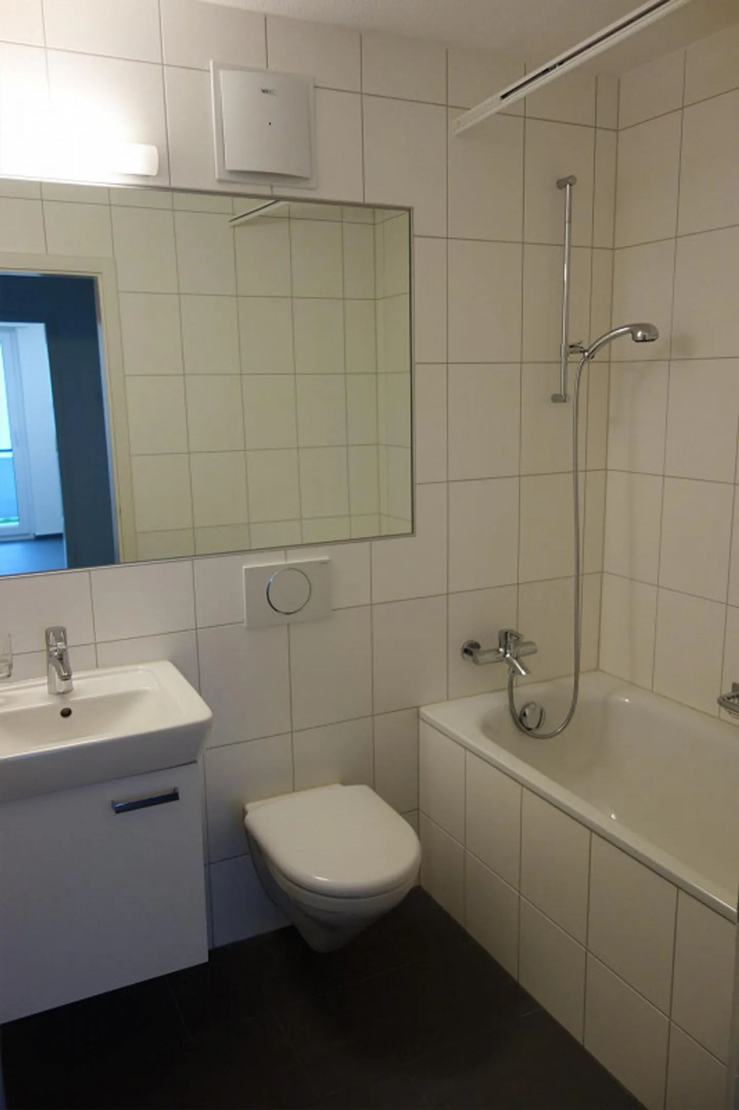 Cercasi inquilino sostituto – Appartamento luminoso con 2 stanze e grande balcone vicino al lago di Zurigo – Au-Wädenswil - Foto 7 di 8