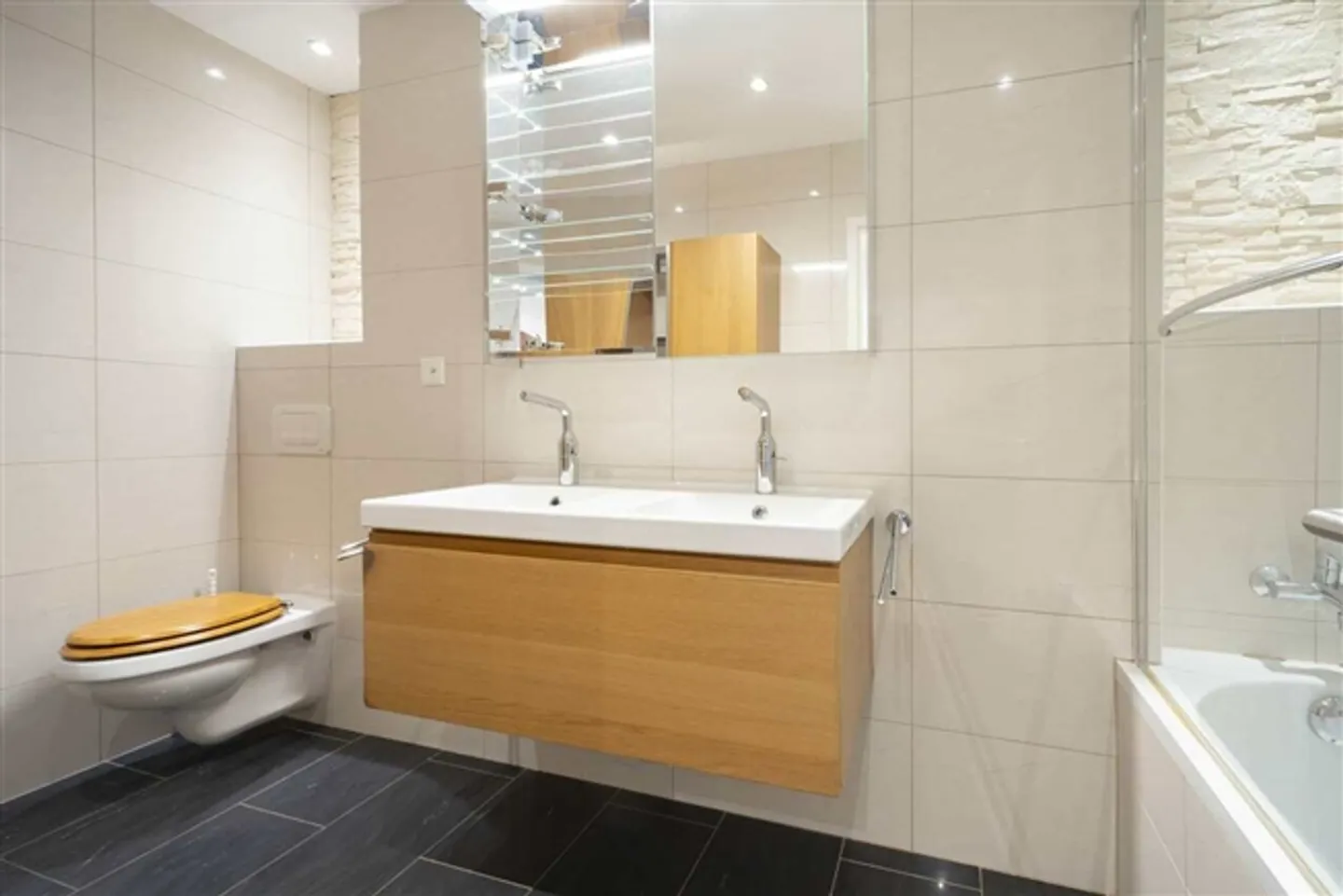 APPARTEMENT SPACIEUX ET RÉNOVÉ AVEC TERRASSE - EXCLUSIF - Photo 12 sur 14