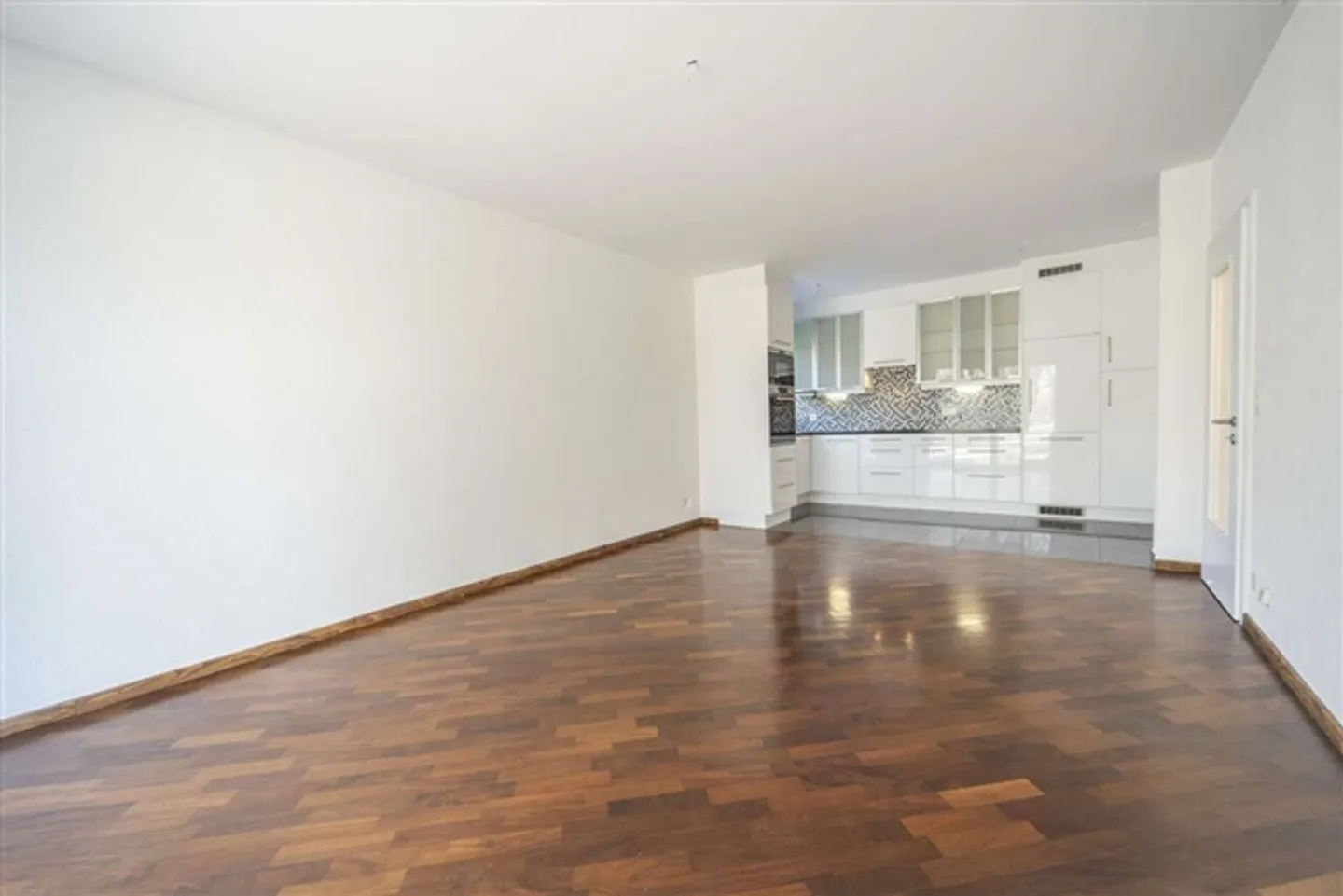 APPARTEMENT SPACIEUX ET RÉNOVÉ AVEC TERRASSE - EXCLUSIF - Photo 2 sur 14