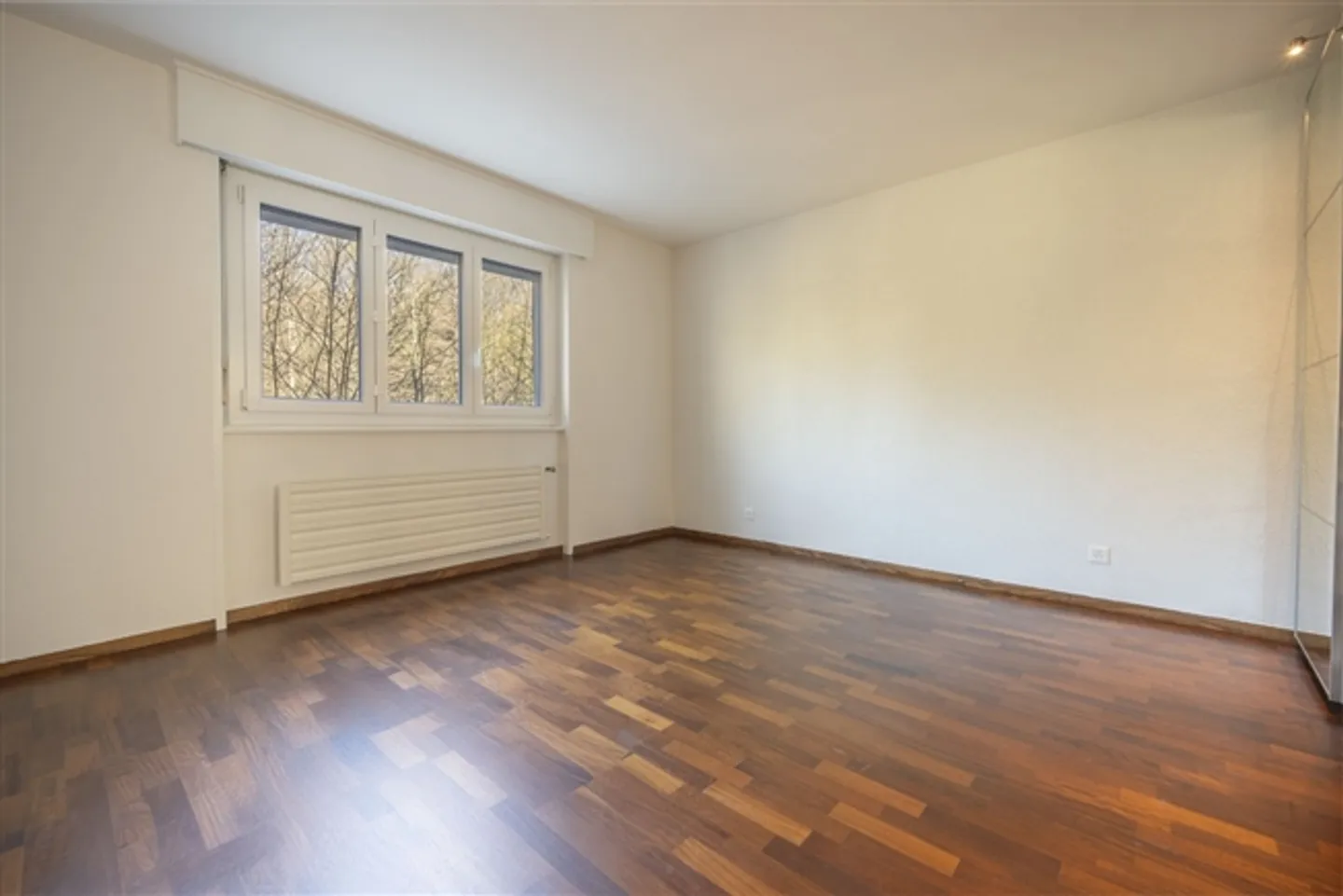 APPARTEMENT SPACIEUX ET RÉNOVÉ AVEC TERRASSE - EXCLUSIF - Photo 3 sur 14