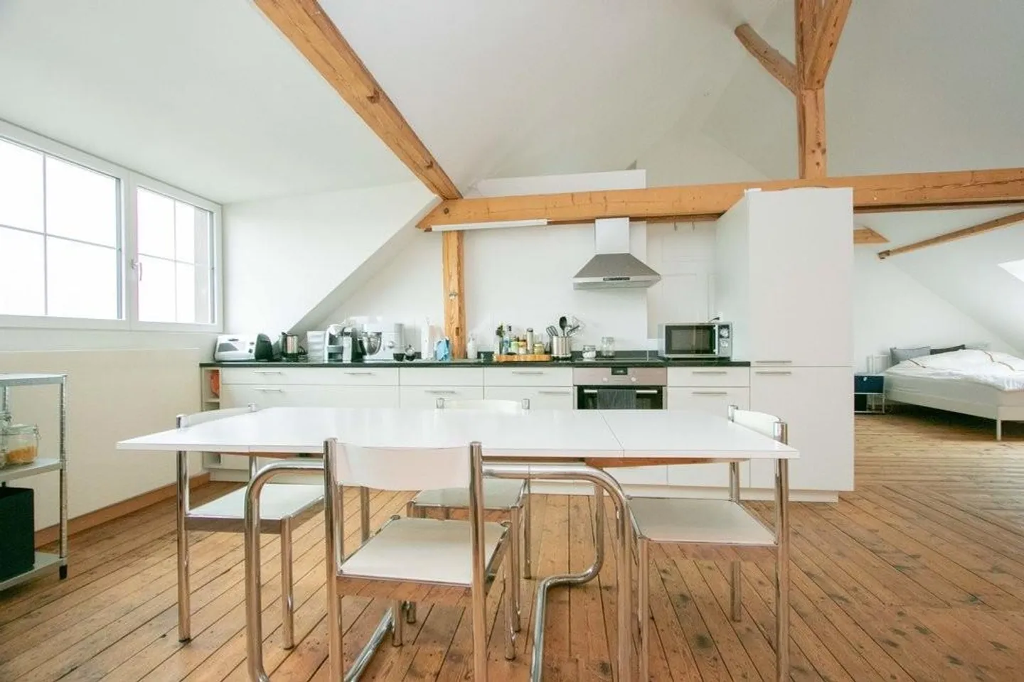 Appartement en loft avec poutres en bois ouvertes près de l'hôpital cantonal - Photo 1 sur 9