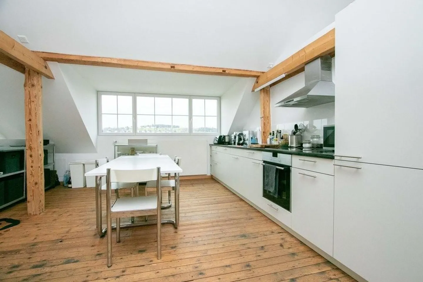 Appartement en loft avec poutres en bois ouvertes près de l'hôpital cantonal - Photo 2 sur 9