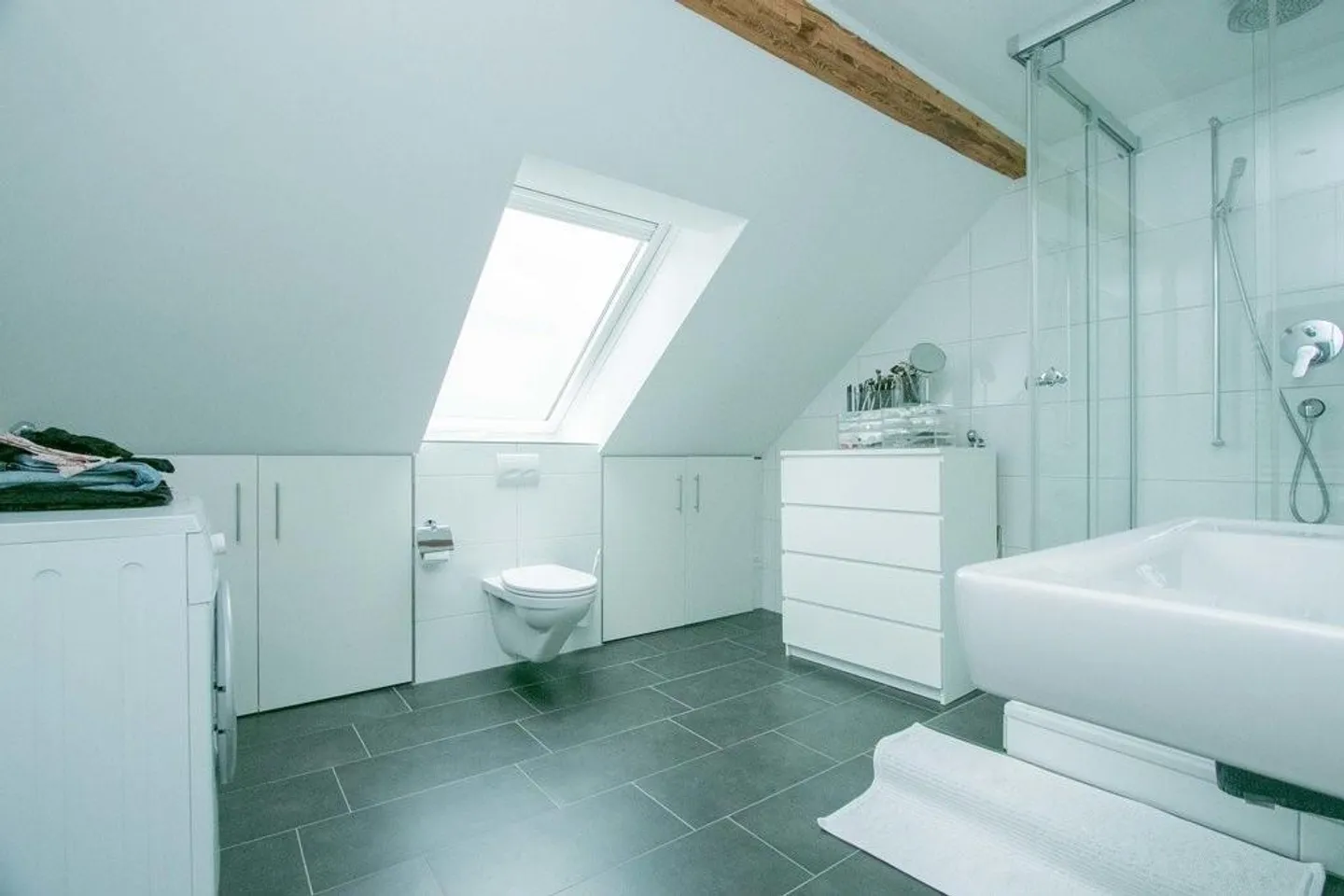 Appartement en loft avec poutres en bois ouvertes près de l'hôpital cantonal - Photo 4 sur 9