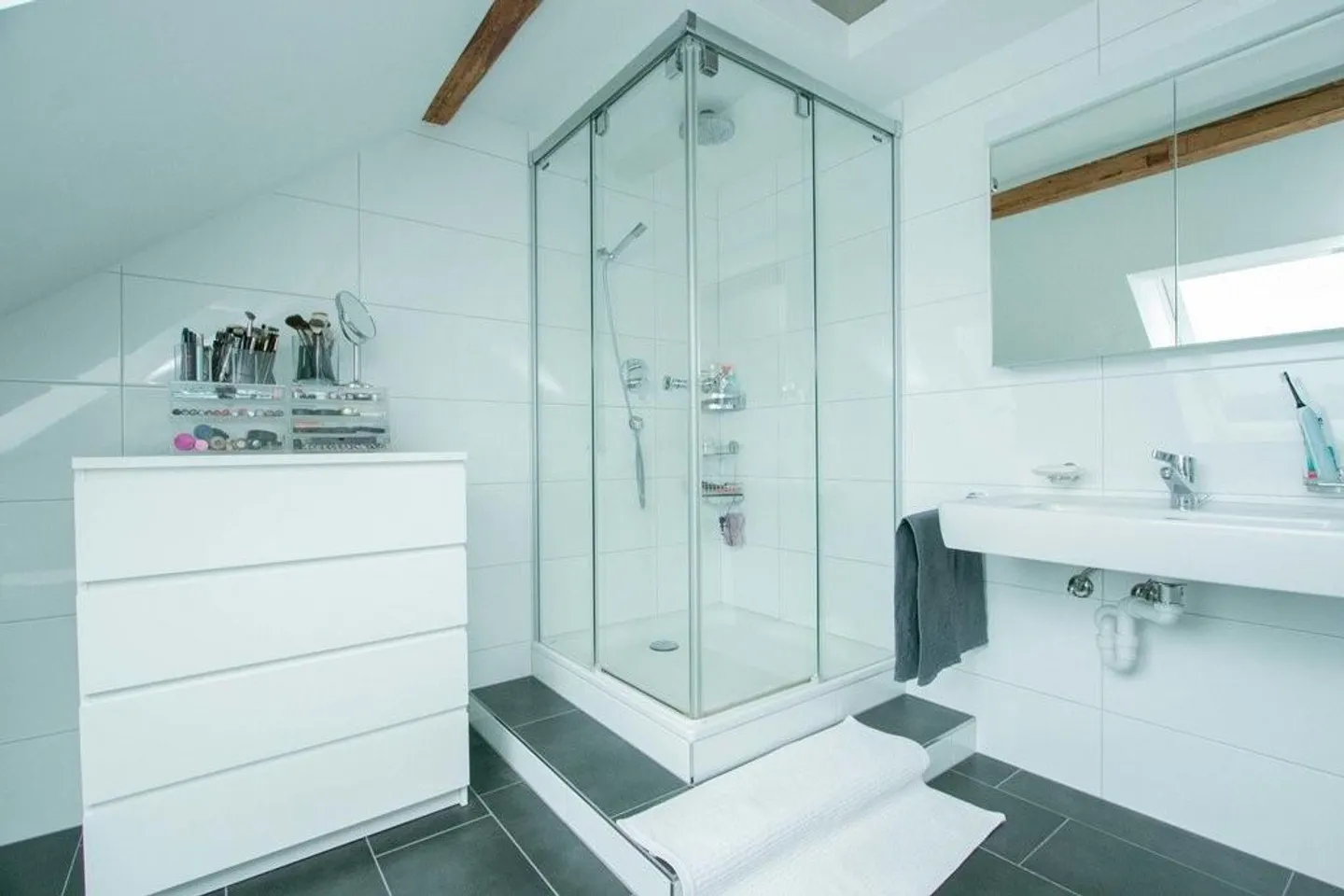 Appartement en loft avec poutres en bois ouvertes près de l'hôpital cantonal - Photo 5 sur 9