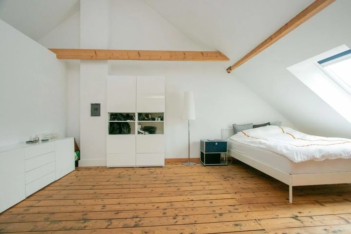 Appartement en loft avec poutres en bois ouvertes près de l'hôpital cantonal - Photo 6 sur 9