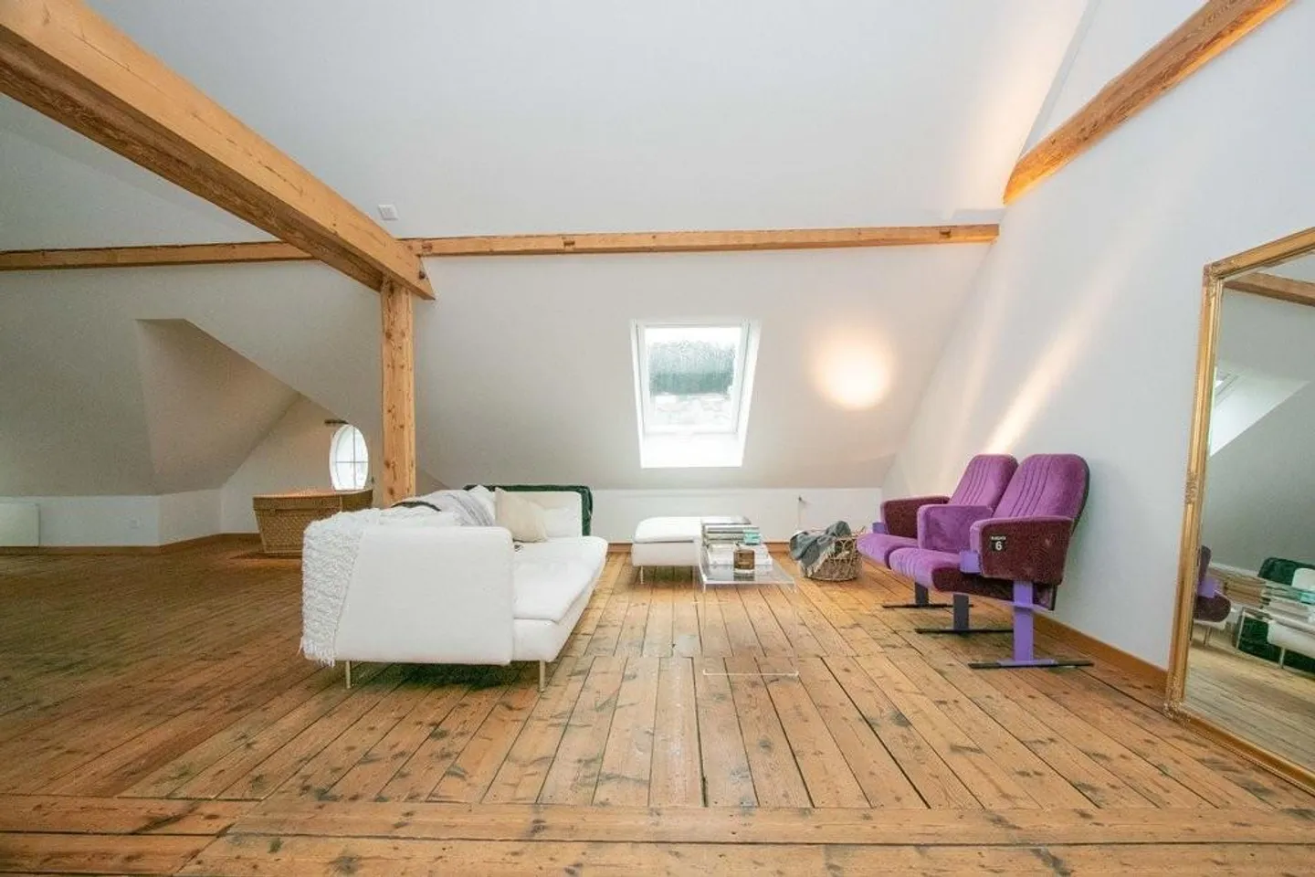 Appartement en loft avec poutres en bois ouvertes près de l'hôpital cantonal - Photo 7 sur 9